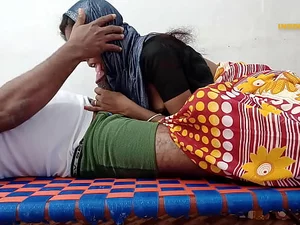 Amigos indianos relaxam com uma vibração sexy, compartilhando momentos íntimos e explorando os corpos um do outro