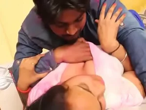 巨乳のインドの叔母が乳首で支配する