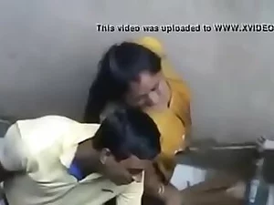 Bhabhi Desi quente em um vídeo MMS quente se envolve em ação hardcore intensa com um sortudo. Apaixonado e cru, este clipe de 2 minutos não deixa nada para a imaginação