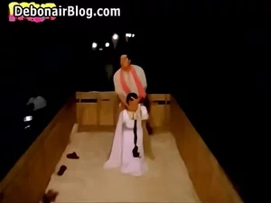 Sıcak Hintli bebekler vahşi bir grup seks seansında yer alıyor. Desi, büyük göğüsleri ve sıkı popolarıyla zevk alıyor