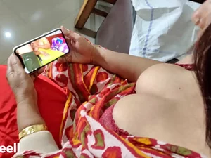 Penjaga muda Florence Nightingale menangkap pesakitnya menonton filem lucah, yang membawa kepada pertemuan yang panas dalam video Hindi buatan sendiri