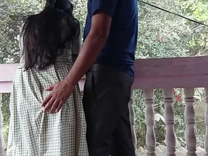 Uma mulher indiana astuta engana seu parceiro com camisinha.