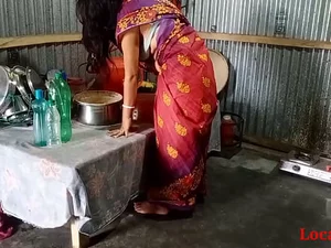 Bébé bengali gainée de sari dans une rencontre sexuelle chaude