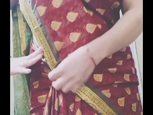 یک زن هندی با یک دیلدو بزرگ واژن پرمویش را دراز می کند و لذت بی حد و حصر خود را نشان می دهد.