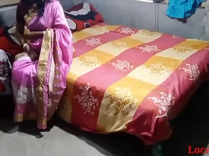 زوجان هنديان يمارسان الجنس في الهواء الطلق في كهف