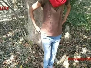 یک زن هندی بدن خود را در یک صحنه جنسی داغ در فضای باز نشان می دهد.