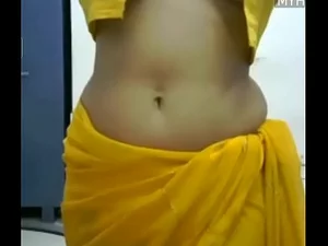 امرأة هندية مخيبة للآمال ترقص بشكل مغرٍ في غرفة خاصة، تكشف عن جانبها الحسي أثناء تلقي تدليك.