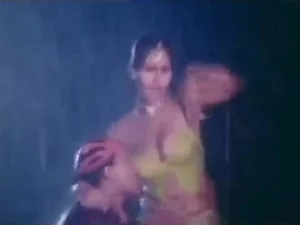 Une bombe bangladaise torride, ressemblant à une diva, offre des performances passionnées dans des clips chauds sur ClipsSexy.com.