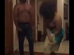 Mírame, una seductora india, realiza un baile tentador que te dejará deseando más en este video caliente.