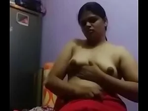 Une tante indienne profite d'un sexe anal intense avec son jeune amant