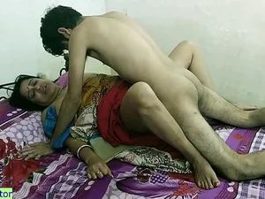 Uma madrasta indiana fica excitada e faz sexo oral em seu enteado tabu sem saber. Fique quieto e não pergunte.