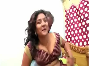 인도 아줌마가 어린 남자와 열정적인 섹스를 즐깁니다.