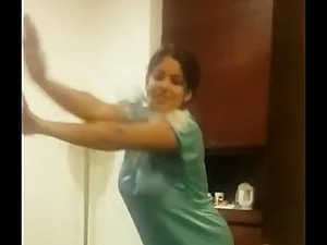 भारतीय सुंदरियों से पता चलता है बंद उनके कामुक चाल में एक गर्म क्षेत्र नृत्य है ।