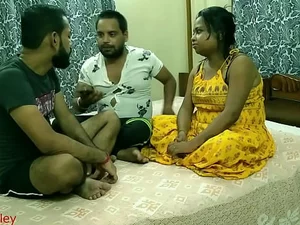 یک زوج هندی داغ با هم رابطه جنسی عمومی دارند