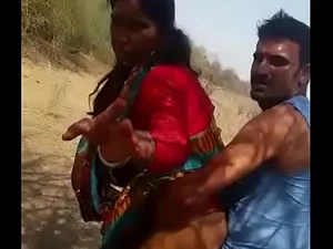 Lelaki hindoo menikmati aksi panas dengan zakar yang besar dalam pantatnya.