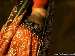 Belleza india con apetito insaciable por el sexo en un encuentro caliente, mostrando sus dotes y dejando sin habla a su pareja.