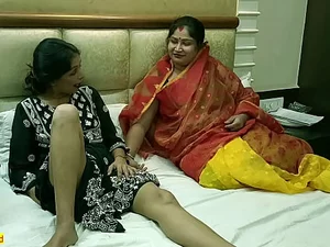 Las calientes chicas Desi satisfacen las preocupaciones de un chico sobre la masturbación con un intenso y placentero masaje.