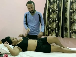 Una pareja india salvaje explora el sexo oral y rudo durante un masaje sensual.