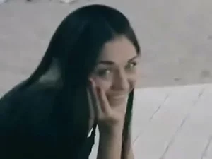 देसी फिल्म में एक गर्म पाकिस्तानी लड़की दुबई से फोन कर रही है.
