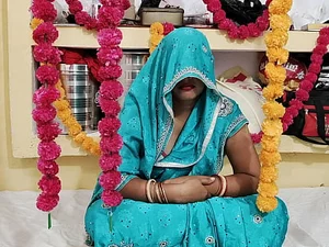 يتحول اليوم الأول للعروس الهندية إلى علاقة غرامية فاحشة لأنها تستمتع بالجنس المحرم مع زوجها.