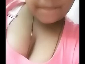Seorang gadis Desi memamerkan keahliannya dalam video webcam lingerie renda.