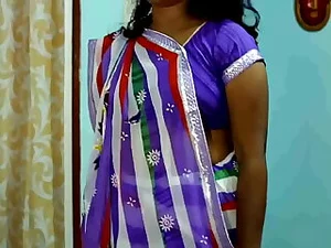 Uma esposa indiana expõe suas curvas em uma roupa reveladora, acendendo um encontro apaixonado.
