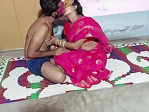 印度夫妇在卧室里享受激情和无拘无束的乐趣。