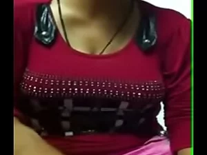 A sultry Tamil aunty tantalizes with her natural beauty, revealing her assets and expertly pleasuring herself in this steamy Hindi-audio video.