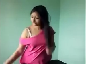 インドのソロリティ姉妹が、野生のパーティーで性的な技を披露する。