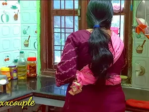 یک زن اغواگر هندی وحشی در یک برخورد آشپزخانه داغ کثیف می شود و اشتهای سیری ناپذیر خود را برای لذت ارضا می کند.