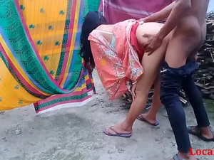 بابی لچروس، یک زن هندی دسی، در زیر یک موضوع قرار می گیرد، در فضای باز مناسب است (پوست رسمی برای دست گرفتن زیر یک نفر، با استفاده از تتر محلی خود، او را دور کنید)