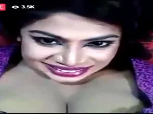 インドの熟女がセックストーク中にバイブで絶頂する
