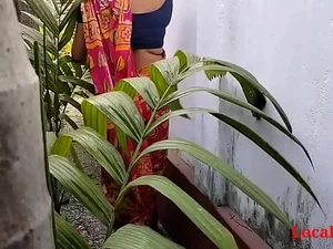 साड़ी पहने एक बंगाली स्टड अपने साझा अपार्टमेंट में एक जंगली समूह सेक्स सत्र की मेजबानी करता है।