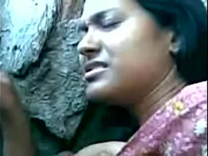 એક કામોત્તેજક ભારતીય ગૃહિણી તેના લસ્સિઓસ વળાંકો અને આતુર ઇચ્છાને ઉજાગર કરીને કામુક નૃત્ય કરે છે.