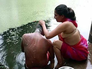 Pornô indiano quente com uma bhabhi com forte desejo por prazer oral, levando a um encontro apaixonado e hardcore.