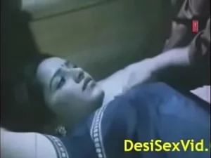 Uma esposa indiana escaldante realiza os sonhos mais selvagens de seu marido em um filme de Suhagraat quente cheio de ação.