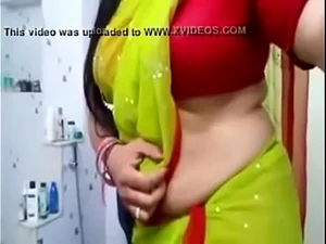 Seorang bibi Desi yang seksi dengan hasrat yang membara untuk seks kasar berbagi adegan panas, mengungkapkan kenikmatan visceral dan garukan yang intens.