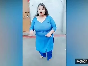 印度美女在一部充满激情的色情视频中表演。