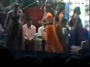 Vídeo regional de Telugu com uma garota cansada e um homem grande dançando e fazendo sexo.