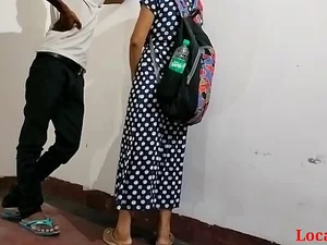 Una profesora india encuentra diversión kinky en cámara con una decoración de un estudiante.