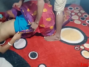 نعمة هندية ترتدي سراويل، يائسة للحب والجنس، تغوي خطيبها بقبلة ساخنة، مما يؤدي إلى لقاء عاطفي.