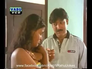 Una seductora belleza india disfruta de un intenso placer anal mientras se desnuda.