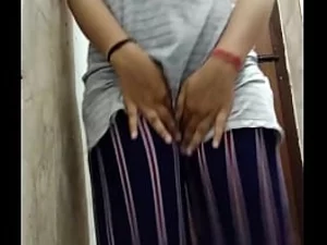 一位印度美女享受着与陌生人的粗暴肛交。