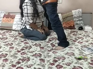 인도 계모와 연상 아들이 서로의 쾌락을 위해 사회적 규범과 개인적인 경계를 무시하며 금기적인 섹스를 합니다.