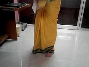 Desi aunty reveals her belly in a tantalizing saree, all caught on audio.