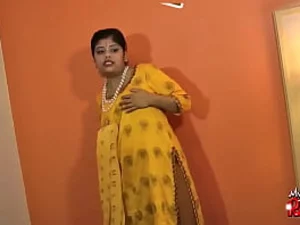 Tante India memamerkan lekuk tubuhnya di webcam, memuaskan hasrat ahlinya