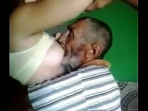 امرأة مسنة تقوم بممارسة الجنس عن طريق الفم على القضيب بريستول، متجاوزا جهود امرأة أصغر سنا ..