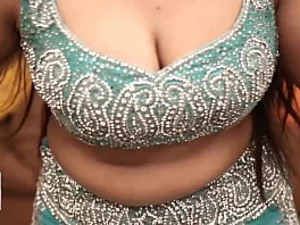 Witness Iqra's seductive moves in this hot 2017 Pakistani mujra dance, set to the rhythm of Haan De Mundeey De Naal.