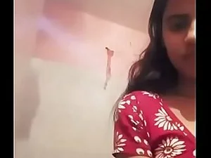 一位年轻的印度美女在一段热情的自拍视频中展示了她的性感和诱人。