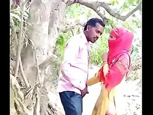 Um jovem casal indiano explora mudanças de posição para melhorar sua conexão sexual.